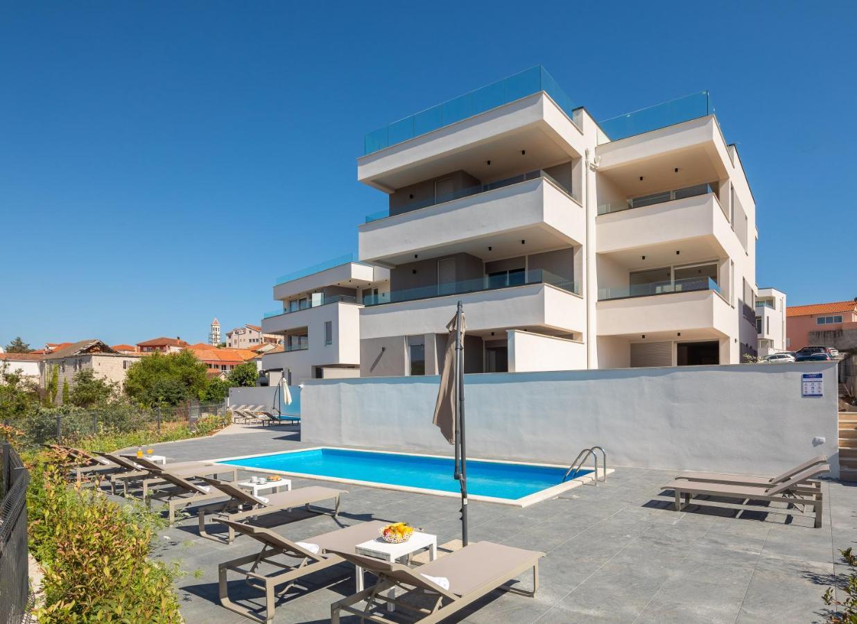 Apartment Alegria In Okrug With Heated Pool, Sea View, Jacuzzi, Wifi โตรกีร์ ภายนอก รูปภาพ