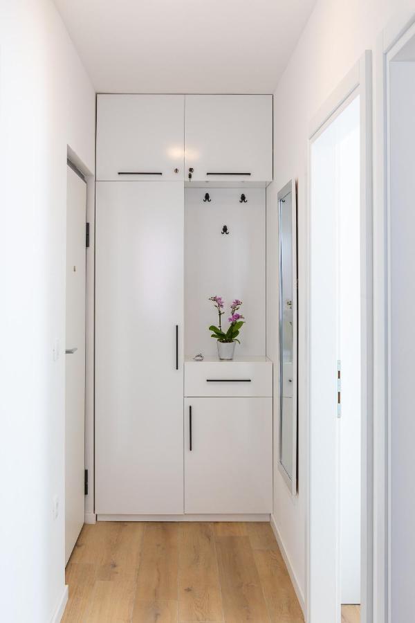 Apartment Alegria In Okrug With Heated Pool, Sea View, Jacuzzi, Wifi โตรกีร์ ภายนอก รูปภาพ