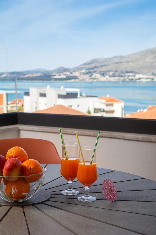 Apartment Alegria In Okrug With Heated Pool, Sea View, Jacuzzi, Wifi โตรกีร์ ภายนอก รูปภาพ