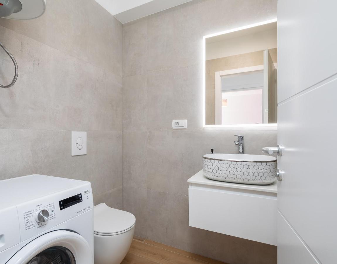 Apartment Alegria In Okrug With Heated Pool, Sea View, Jacuzzi, Wifi โตรกีร์ ภายนอก รูปภาพ