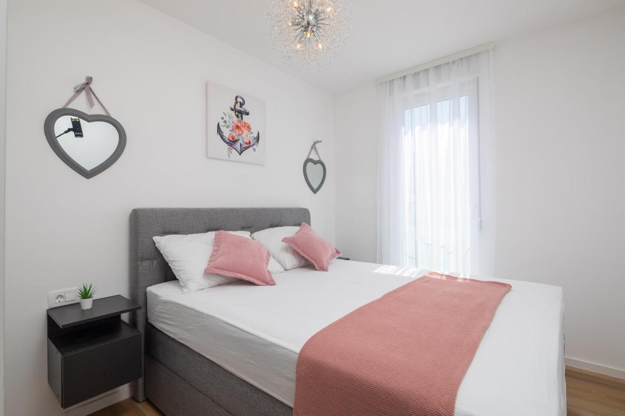 Apartment Alegria In Okrug With Heated Pool, Sea View, Jacuzzi, Wifi โตรกีร์ ภายนอก รูปภาพ