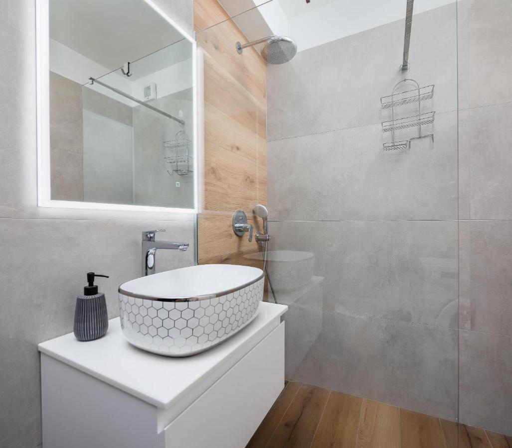 Apartment Alegria In Okrug With Heated Pool, Sea View, Jacuzzi, Wifi โตรกีร์ ภายนอก รูปภาพ