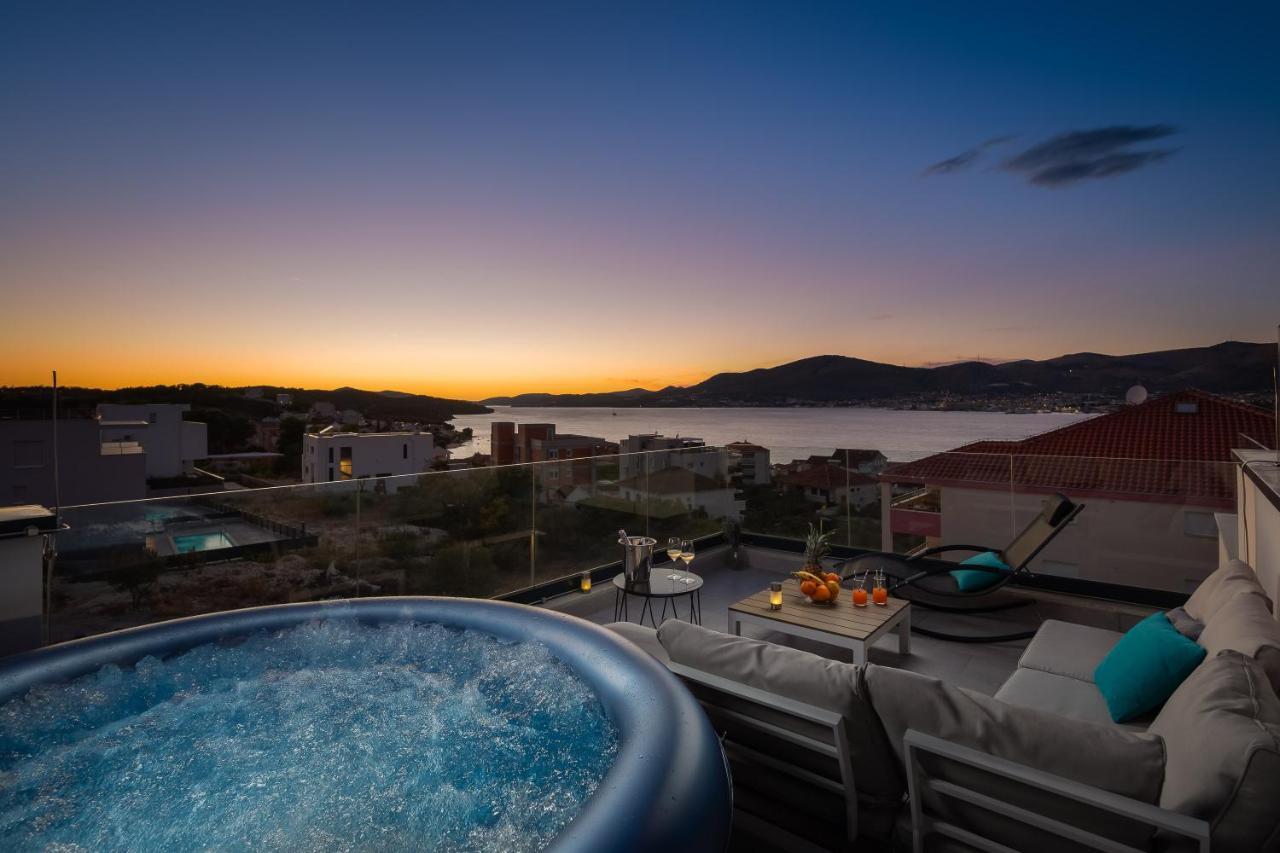 Apartment Alegria In Okrug With Heated Pool, Sea View, Jacuzzi, Wifi โตรกีร์ ภายนอก รูปภาพ