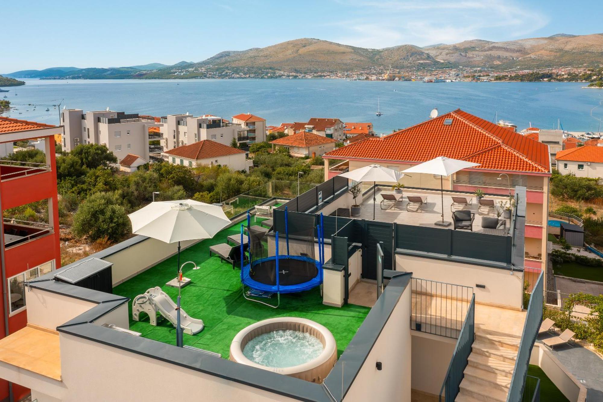 Apartment Alegria In Okrug With Heated Pool, Sea View, Jacuzzi, Wifi โตรกีร์ ภายนอก รูปภาพ